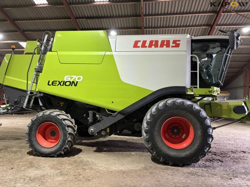 Claas 670 combine with V900 30ft header 4