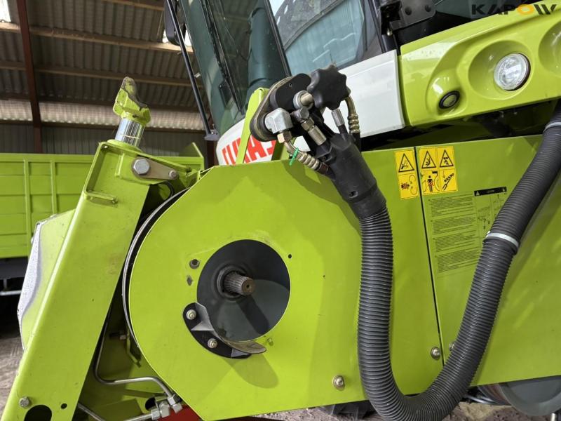 Claas 670 combine with V900 30ft header 14