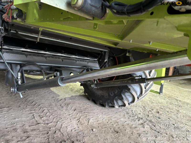 Claas 670 combine with V900 30ft header 20