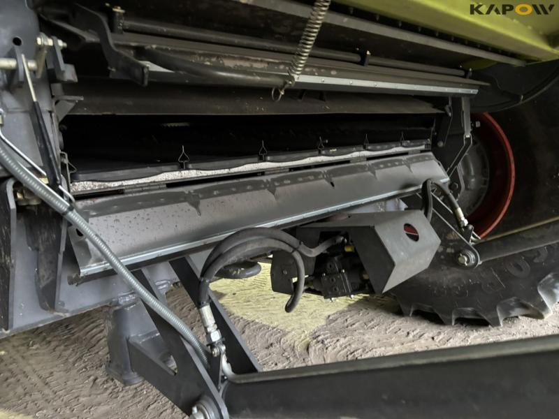 Claas 670 combine with V900 30ft header 21