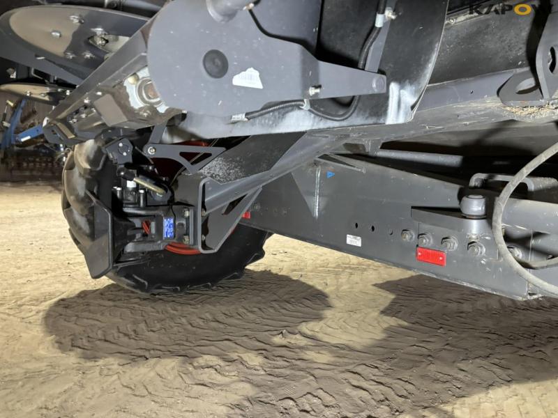 Claas 670 combine with V900 30ft header 44