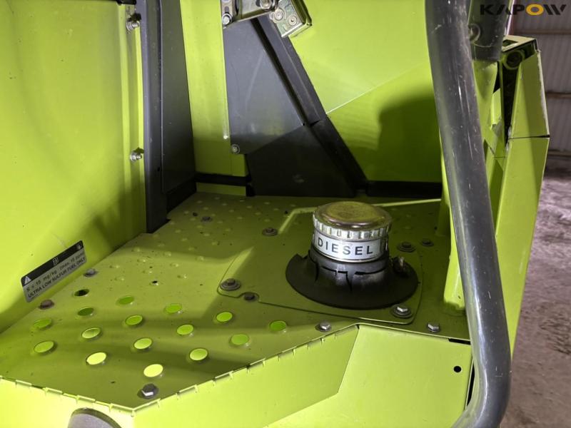 Claas 670 combine with V900 30ft header 47