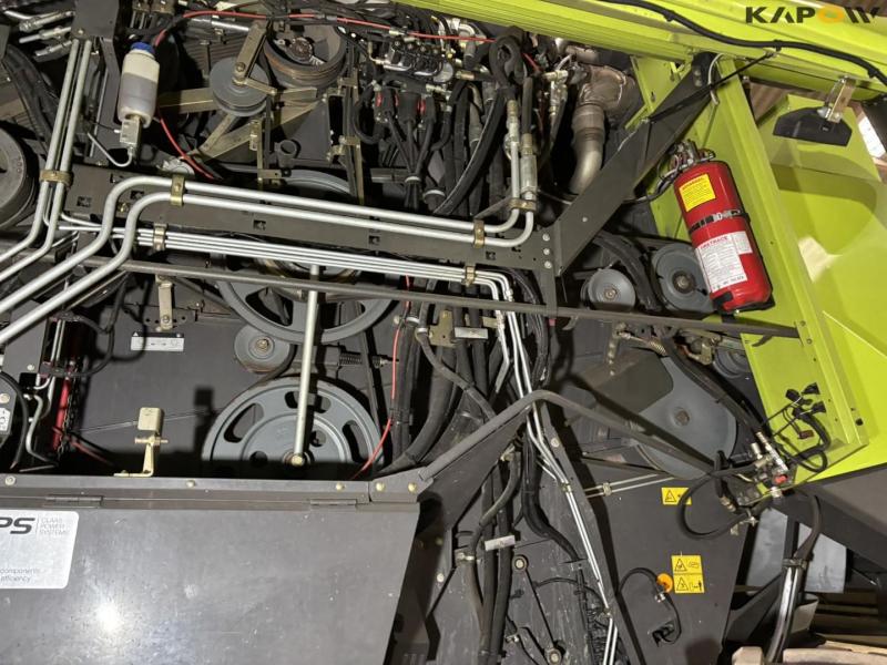 Claas 670 combine with V900 30ft header 77