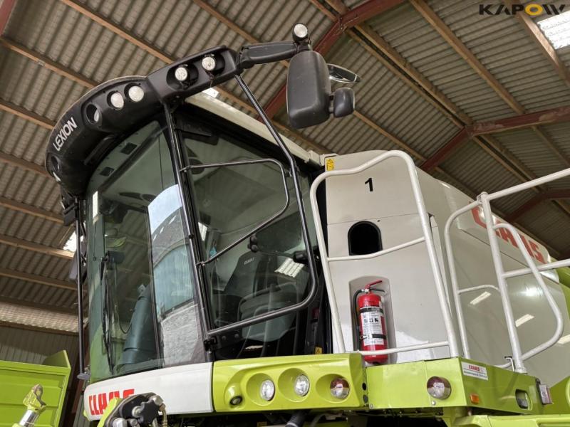 Claas 670 combine with V900 30ft header 85