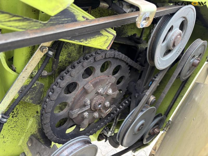 Claas 670 combine with V900 30ft header 128