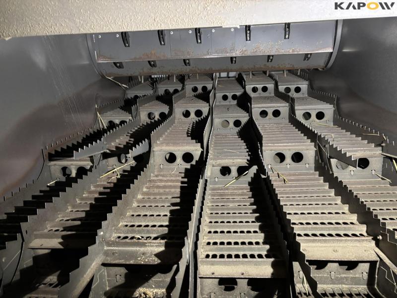 Claas 670 combine with V900 30ft header 69