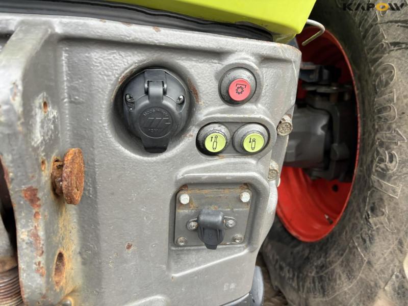 Claas Axion 850 tractor 17
