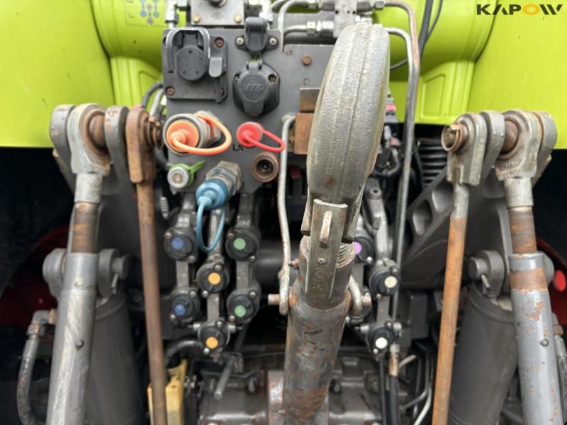 Claas Axion 850 tractor 32