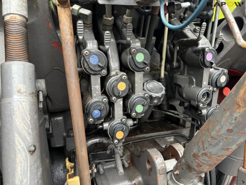 Claas Axion 850 tractor 35