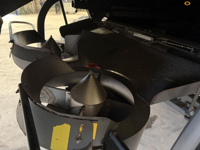 Claas Lexion 560 + 25 foot header 16