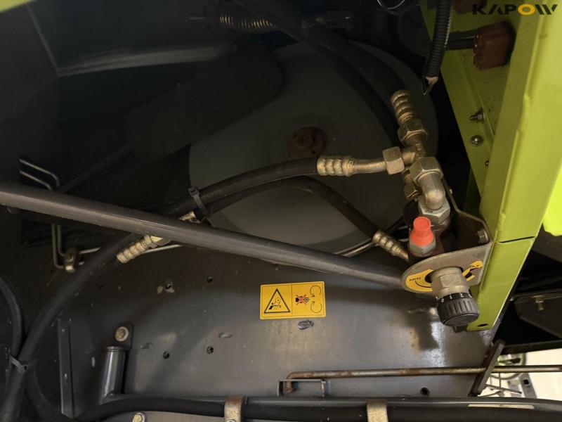 Claas Lexion 560 + 25 foot header 29