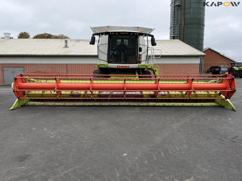 Claas lexion 760 combine harvester with 31 foot header 2