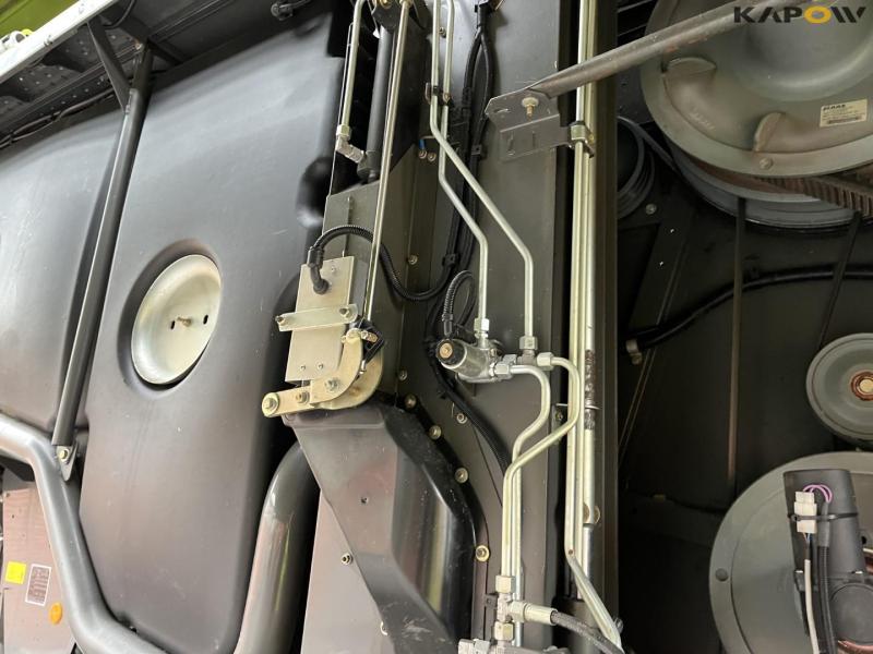 Claas lexion 760 combine harvester with 31 foot header 22