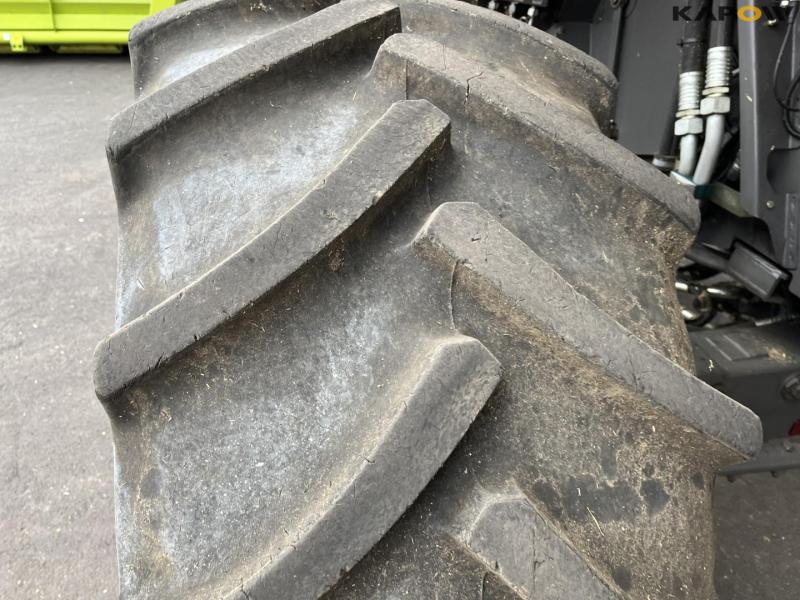 Claas lexion 760 combine harvester with 31 foot header 34