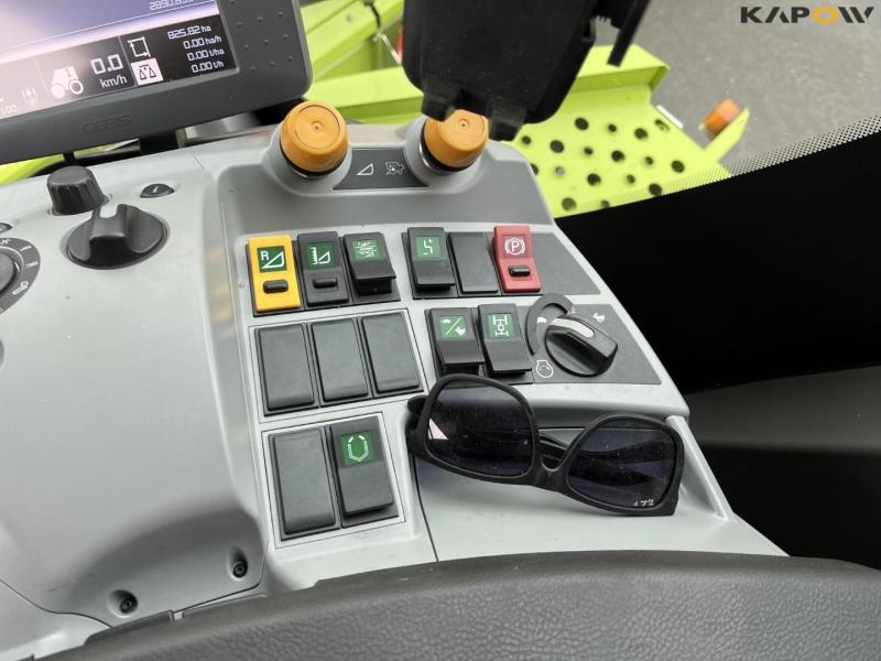 Claas lexion 760 combine harvester with 31 foot header 49