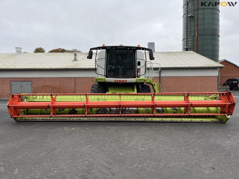 Claas lexion 760 combine harvester with 31 foot header 2