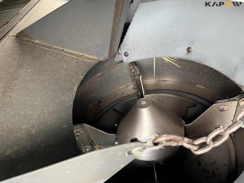 Claas lexion 760 combine harvester with 31 foot header 37