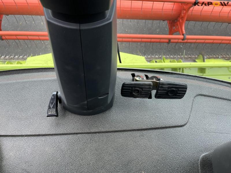 Claas lexion 760 combine harvester with 31 foot header 58