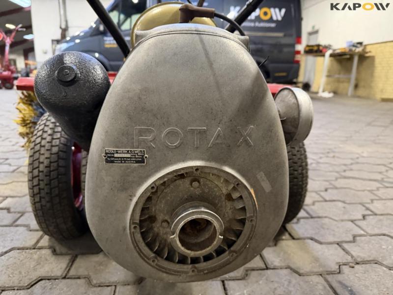 Clio tool carrier with broom 17