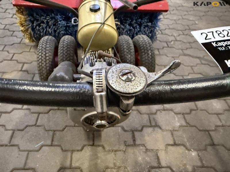 Clio tool carrier with broom 21