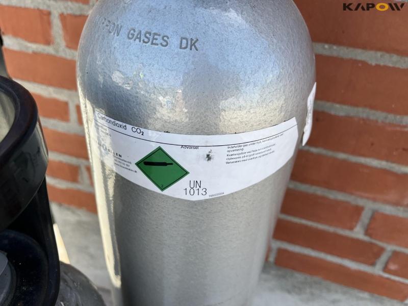 Co2 6 and 10 kg bottles with contents 5
