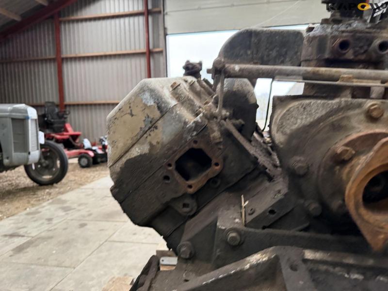 Cummins 903 engine 23