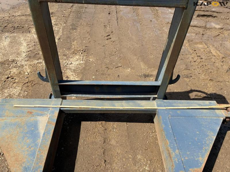 Container flatbed for hook and wire 12