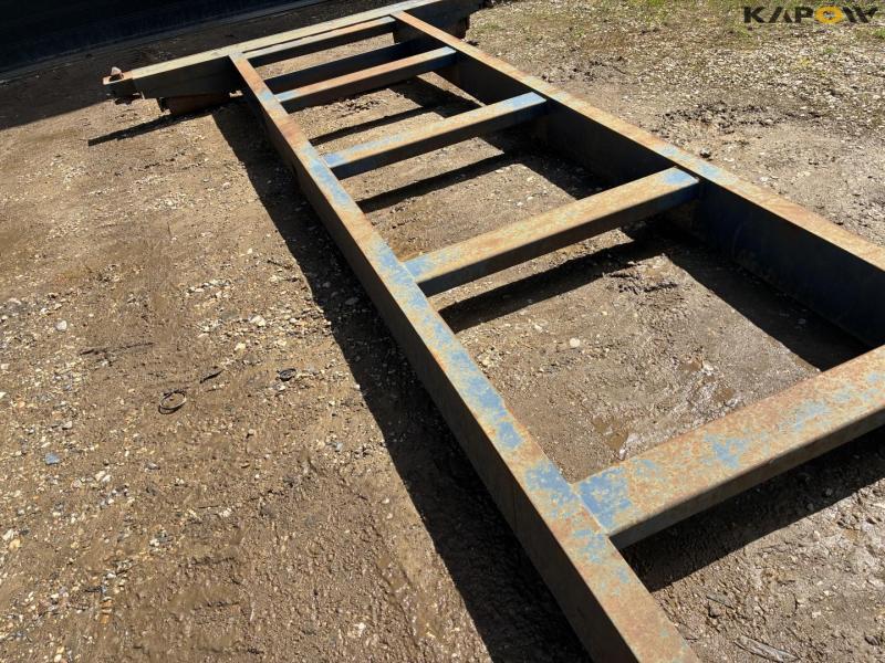 Container flatbed for hook and wire 16