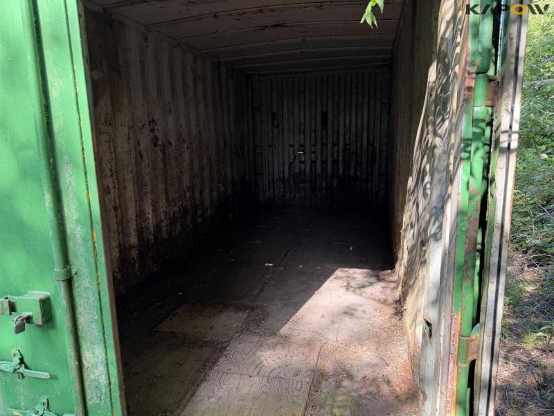 Container closed with doors 5