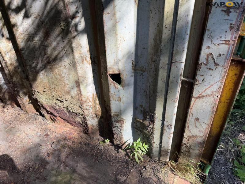 Container closed with doors 12