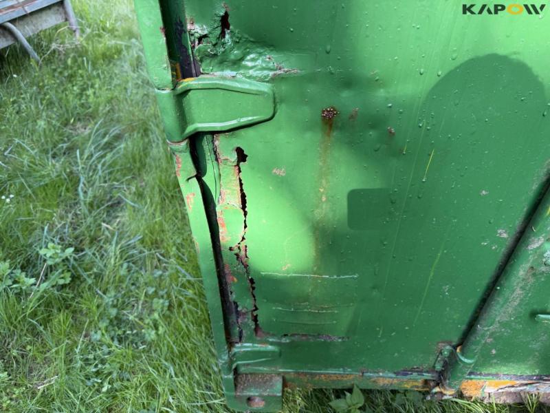 Container closed with doors 14