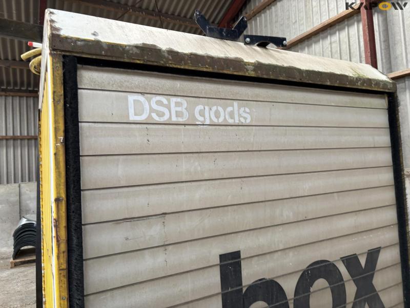 Container with aluminum sliding doors 17