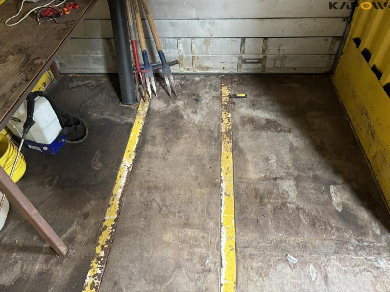 Container with aluminum sliding doors 27