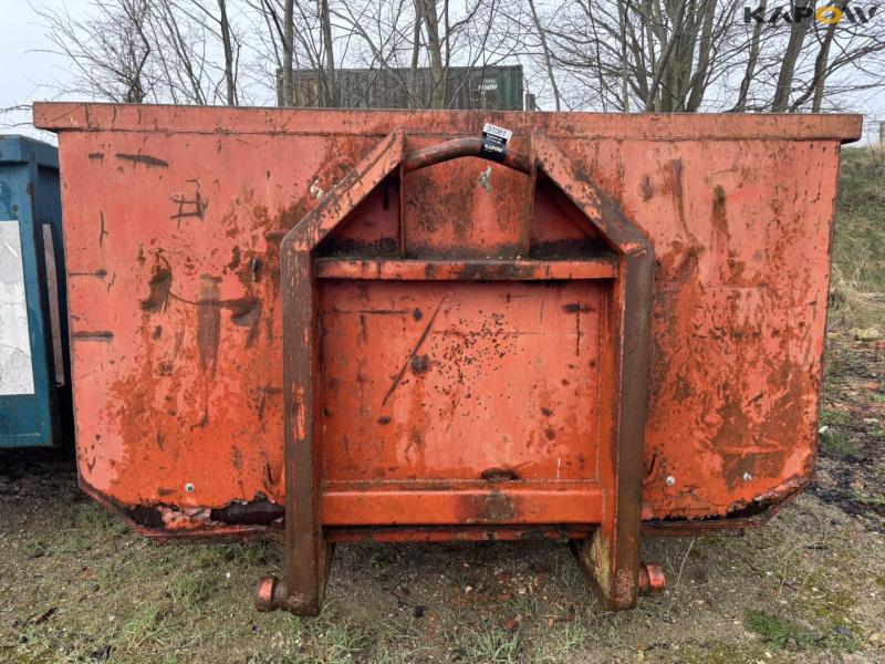 Container with hook lift 2