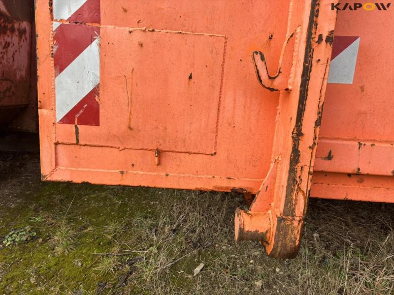 Container with hook lift 9