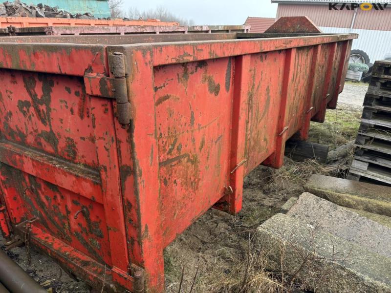 Container with hook lift 25