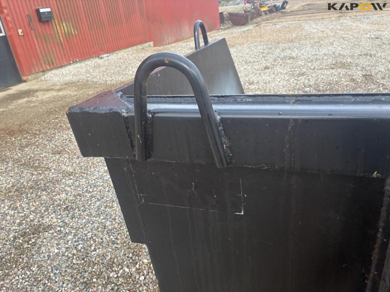 Quick change container 13