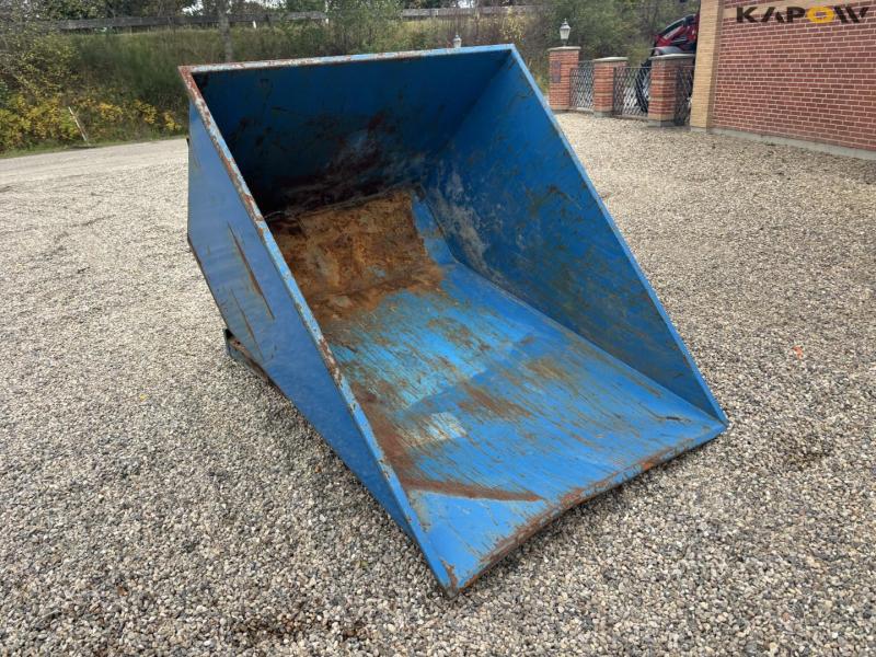 Container for pallet forks 7