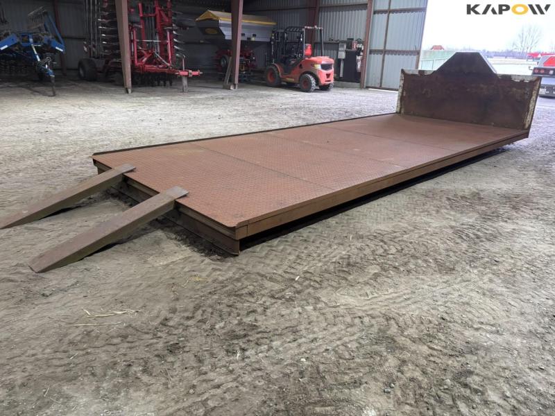 Container bed for hook and wire 5