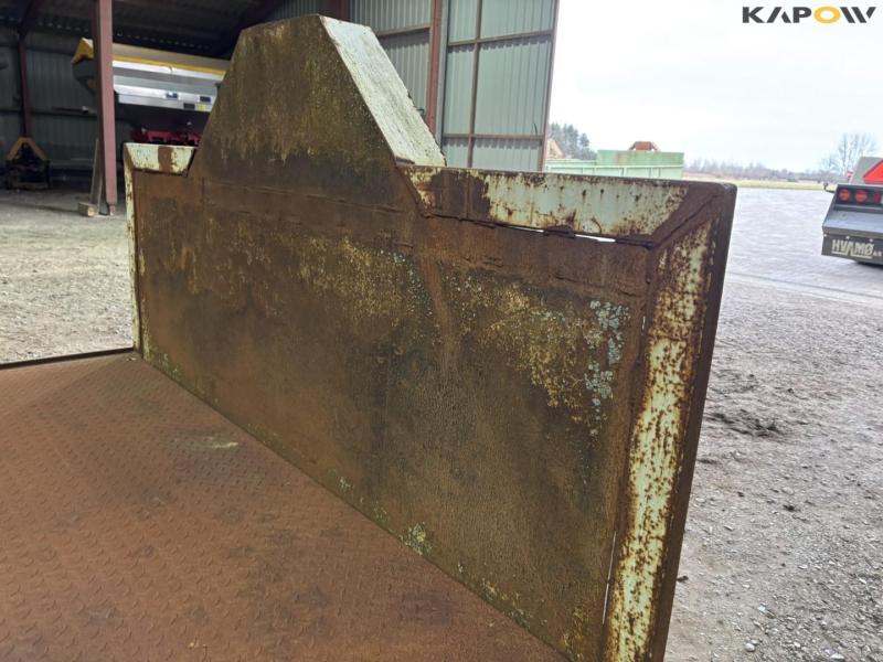 Container bed for hook and wire 12