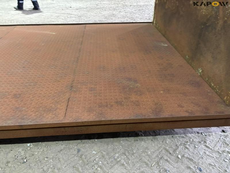 Container bed for hook and wire 13