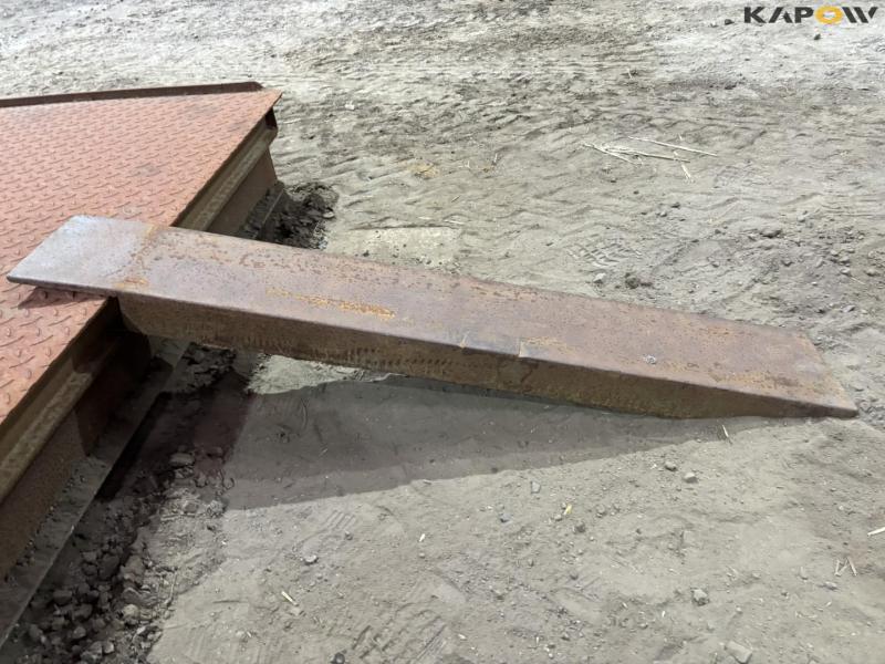 Container bed for hook and wire 17