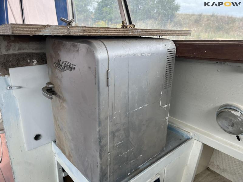 Coronet 27 foot motorboat 21