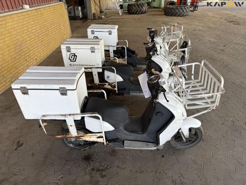 DAO 365 Electric moped with box 4