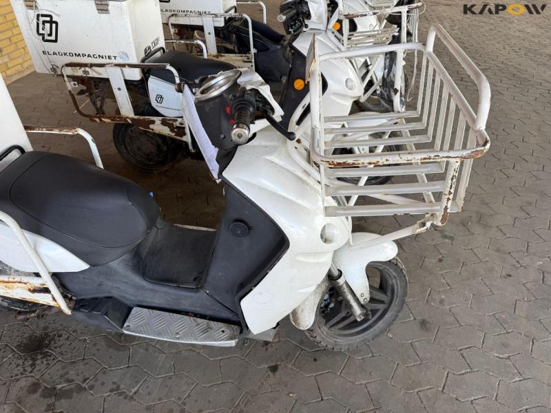 DAO 365 Electric moped with box 25
