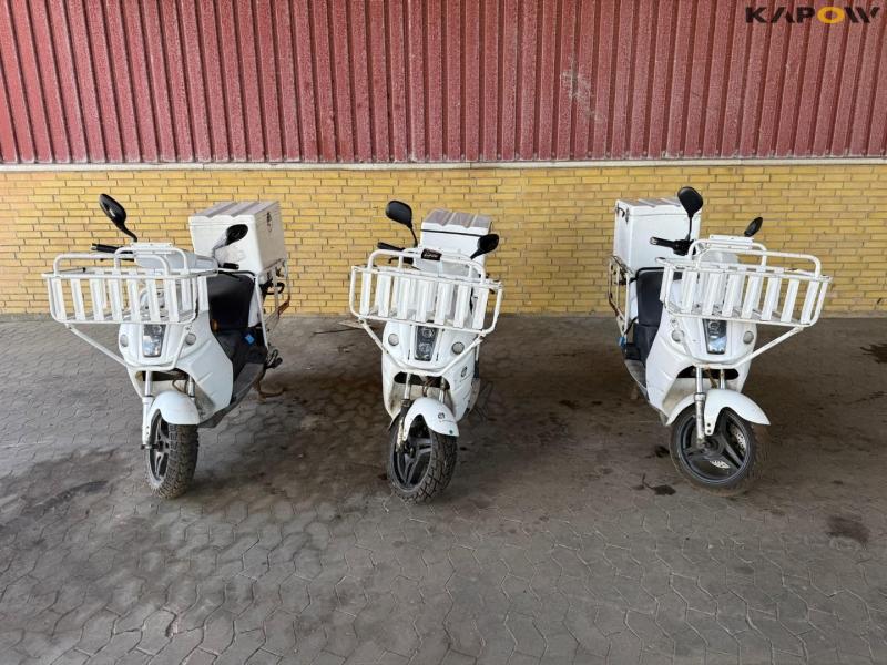 DAO 365 Electric moped with box. 2