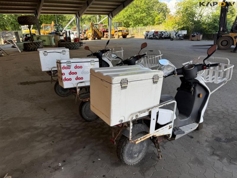 DAO 365 Electric moped with box. 5