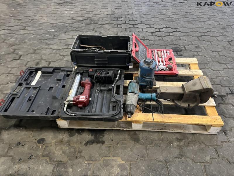 Various power tools and workshop equipment from service vehicle 4