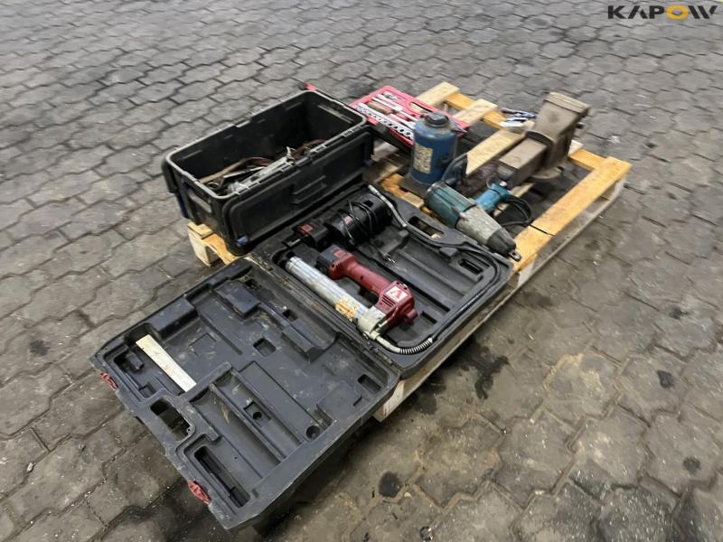Various power tools and workshop equipment from service vehicle 5