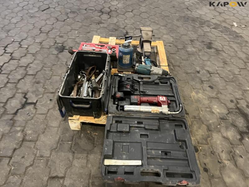 Various power tools and workshop equipment from service vehicle 6